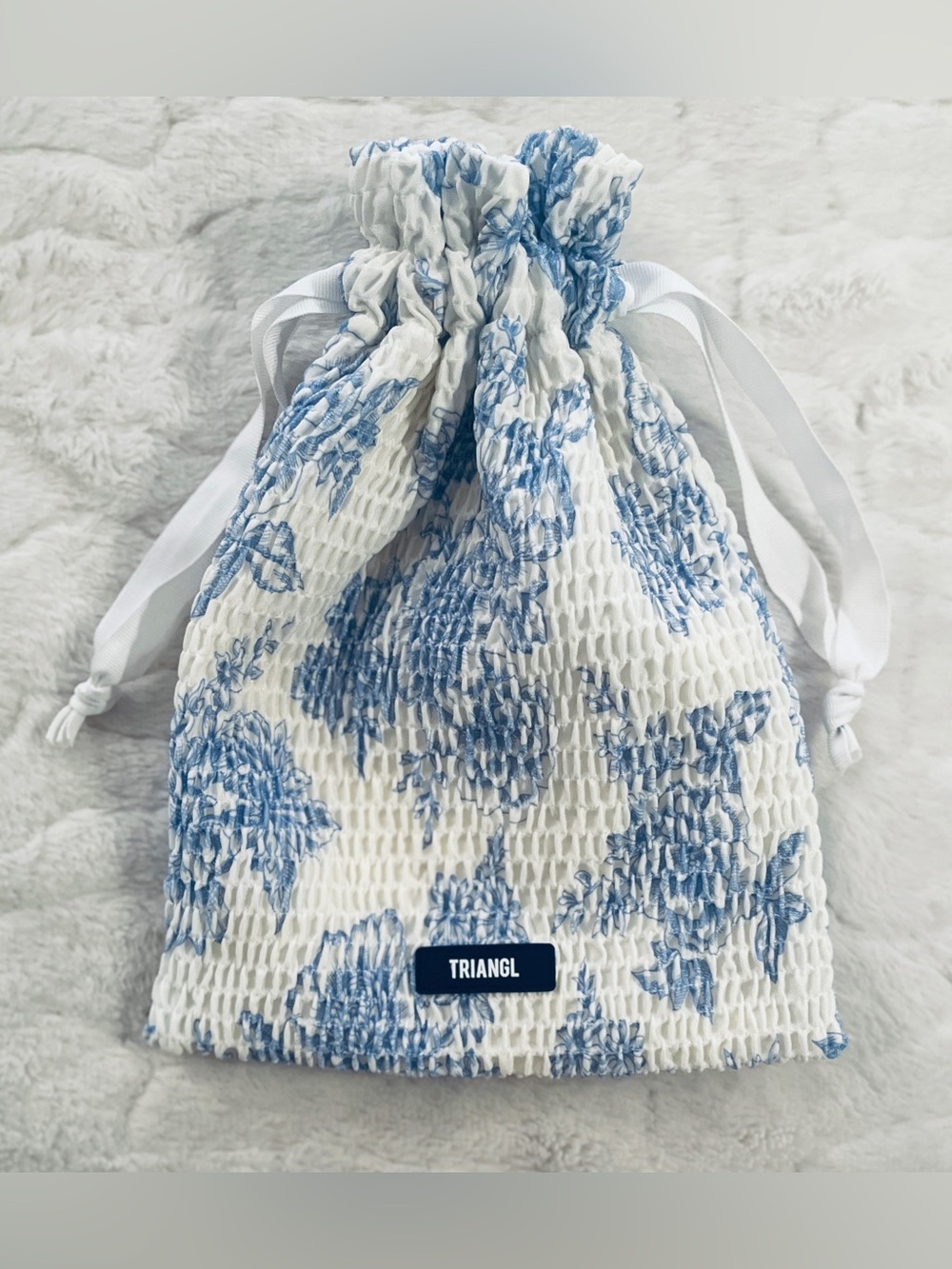 TRIANGL BLUE AND WHITE FLORAL TOILE
LOOK DRAWSTRING POUCH. New!